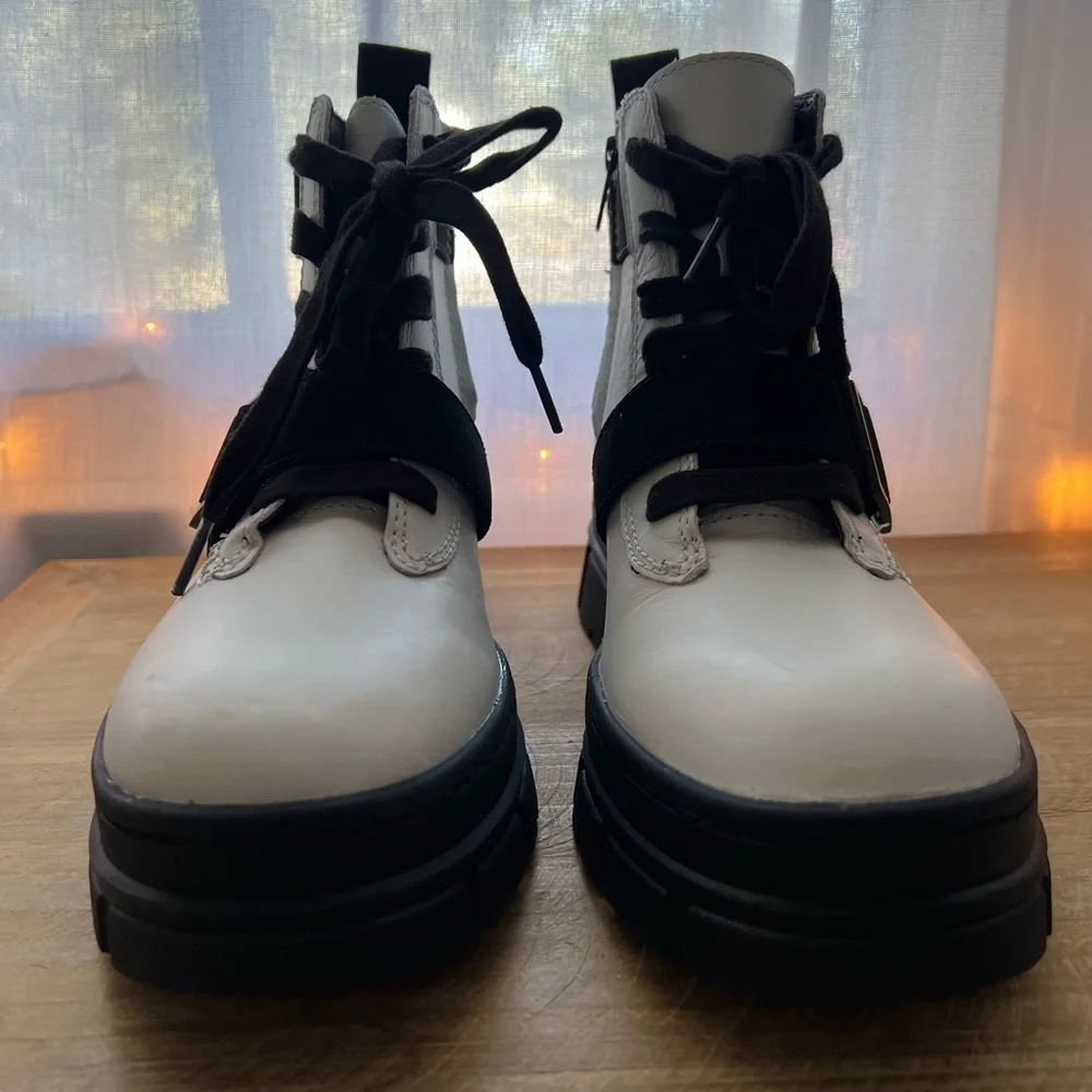 New UGG Ashton Lace Up In White Women’s Size 7 - Picture 3 of 14